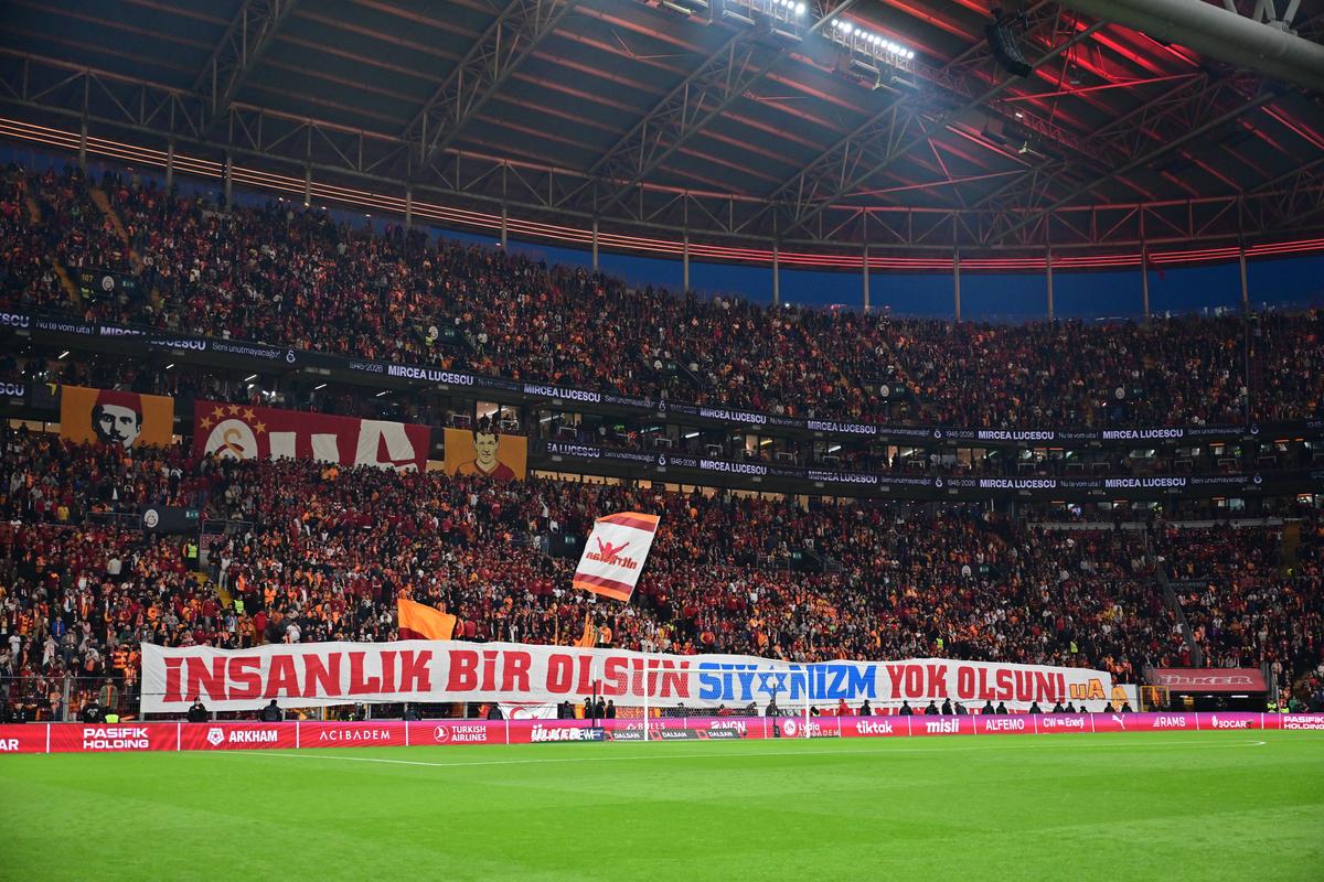 Mircea Lucescu, omagiat la Galatasaray - Kocaelispor