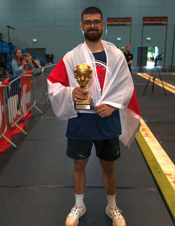 Matei Trache, cu trofeul primit pentru titlul de campion mondial la juniori, anul trecut // Foto: colecție personală