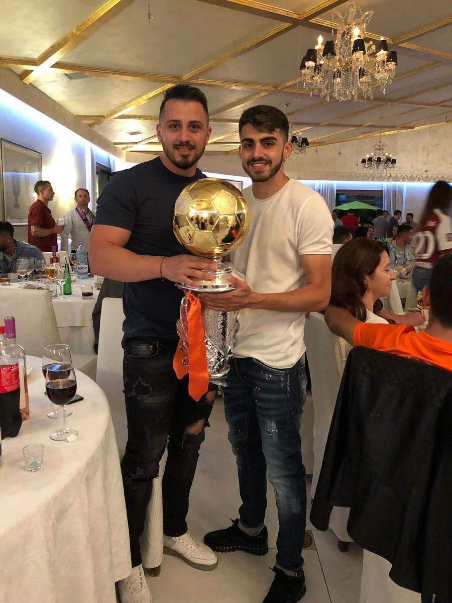Sebastian Mailat la primul titlu de campion cu CFR, în 2018. Foto: facebook.com/sebastian12mailat Sebastian Mailat, confesiunile omului-locomotivă de la Botoșani: „Mi-aș da un salariu de 50.000 euro pe lună!” + Conflict în vestiarul lui CFR: „S-au împins, unul a căzut”