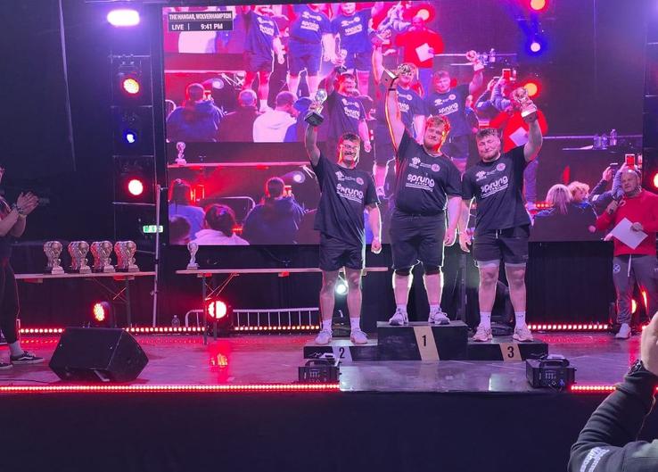 Matei Trache, în stânga, ieri, pe podiumul de la UK&Ireland Strongest Man // Foto: colecție personală