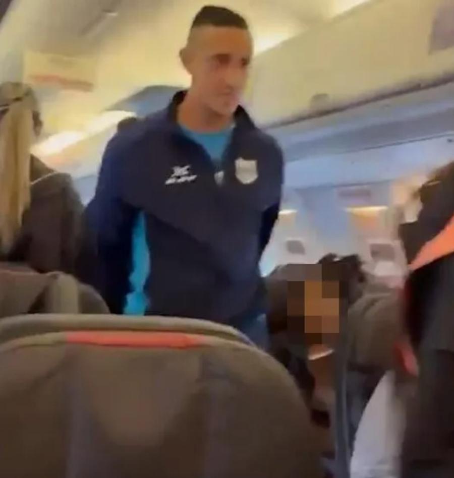 Momentele în care Jesús David Emiliano Endrizzi este reținut de poliție în avion Un fotbalist a strigat în avion: „Bombă, sărim în aer!” » Reacția pasagerilor și cum s-a terminat totul