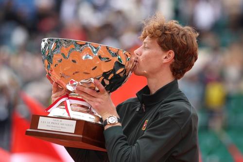 Jannik Sinner cu trofeul de la Monte Carlo 2026 Foto: Guliver/GettyImages
