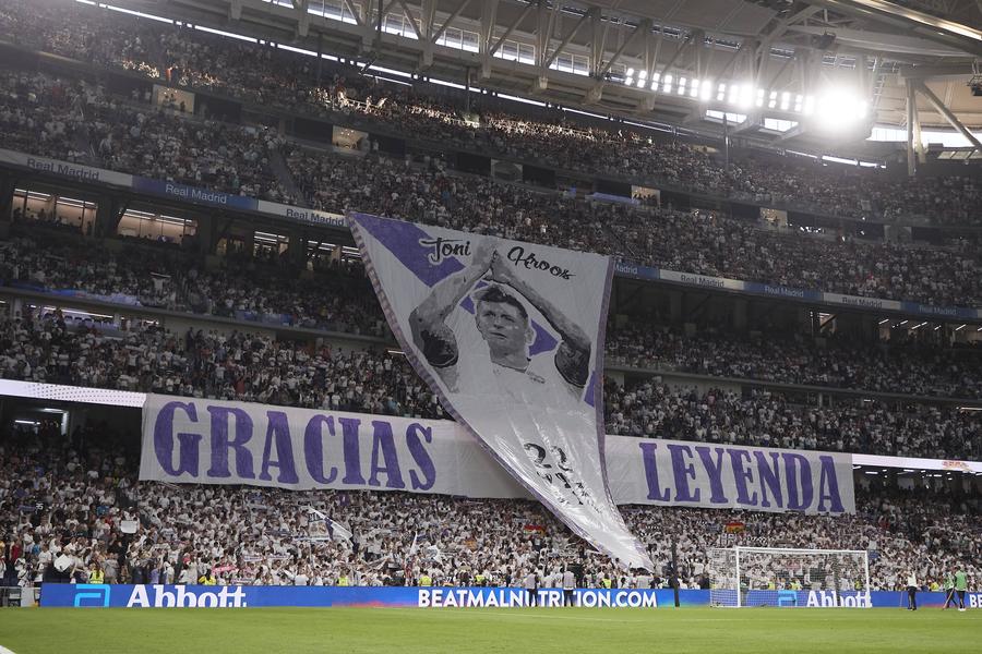 Fanii lui Real Madrid, scenografie pentru Toni Kroos Toni Kroos, aproape de revenirea în fotbal » Surprins la baza de pregătire a clubului