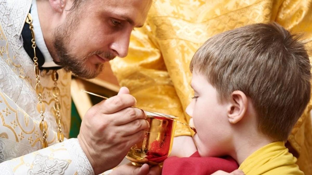 COVID-19. Împărtășire cu lingurițe de unică folosință? BOR respinge recomandarea INSP: „Aceste obiecte nu există în uzul ortodox”