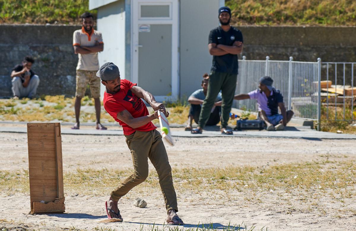 VIDEO + FOTO Spectacol inedit în stațiunea Olimp! Meciuri intense de cricket pe plajă :D