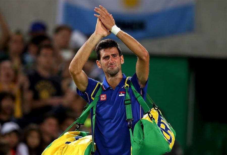 Părăsind în lacrimi arena de la Rio, după înfrângerea cu Del Potro Foto Guliver/GettyImages Bani de la cămătari pentru Roland Garros și sacrificii copleșitoare » Interviu INCREDIBIL cu mama lui Djokovic: „Novak crede în Dumnezeu, se simte ales”