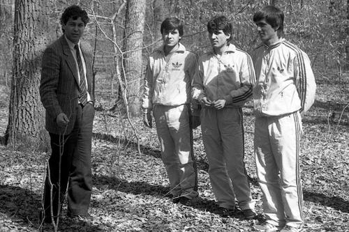 Fotografie din 1986, cu Lucescu, care era și selecționer și antrenor la Dinamo, la o acțiune a României, alături de 3 jucători de la 3 cluburi: Mateuț (Corvinul), Hagi (Sportul), Lăcătuș (Steaua)