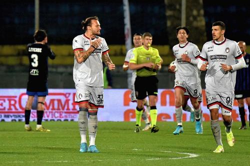 Vasile Mogoș (nr. 32) de la Crotone are 3 selecții în naționala României / foto: Imago Images