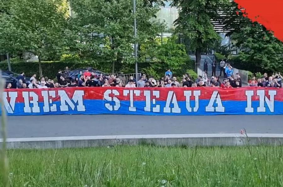 Ultrașii din Peluza Sud protestează constant împotriva conducerii clubului Deficitul excesiv și Steaua ruginită