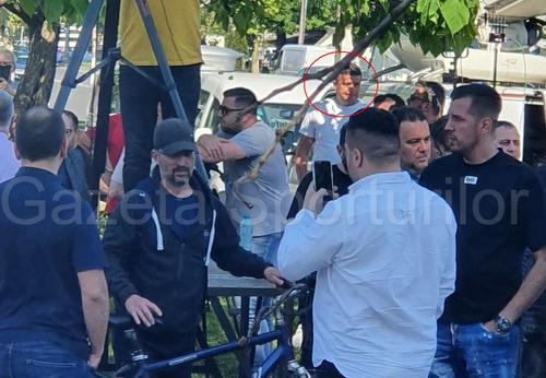 Daniel Oprița (40 de ani), antrenorul celor de la CSA Steaua, a fost prezent în fața Penitenciarului Rahova, în momentul în care Poliția l-a adus pe Cristian Popescu Piedone, primarul Sectorului 5.