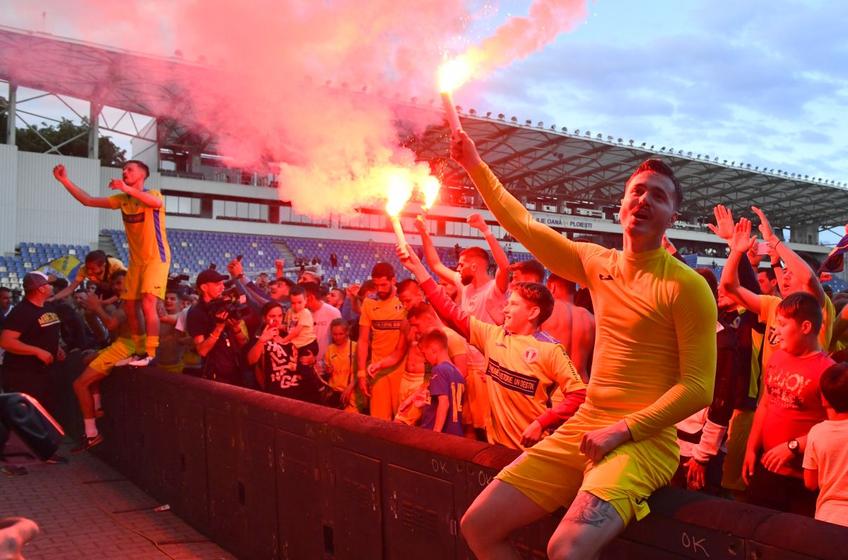 Săraci și înglodați în datorii, cei de la Petrolul au tras cu dinții să promoveze, urmând să trăiască din drepturile TV cât se va putea și din talentul lui Nae Constantin, dacă va continua!, și al fotbaliștilor care au dus greul bătăliei din ”B”.