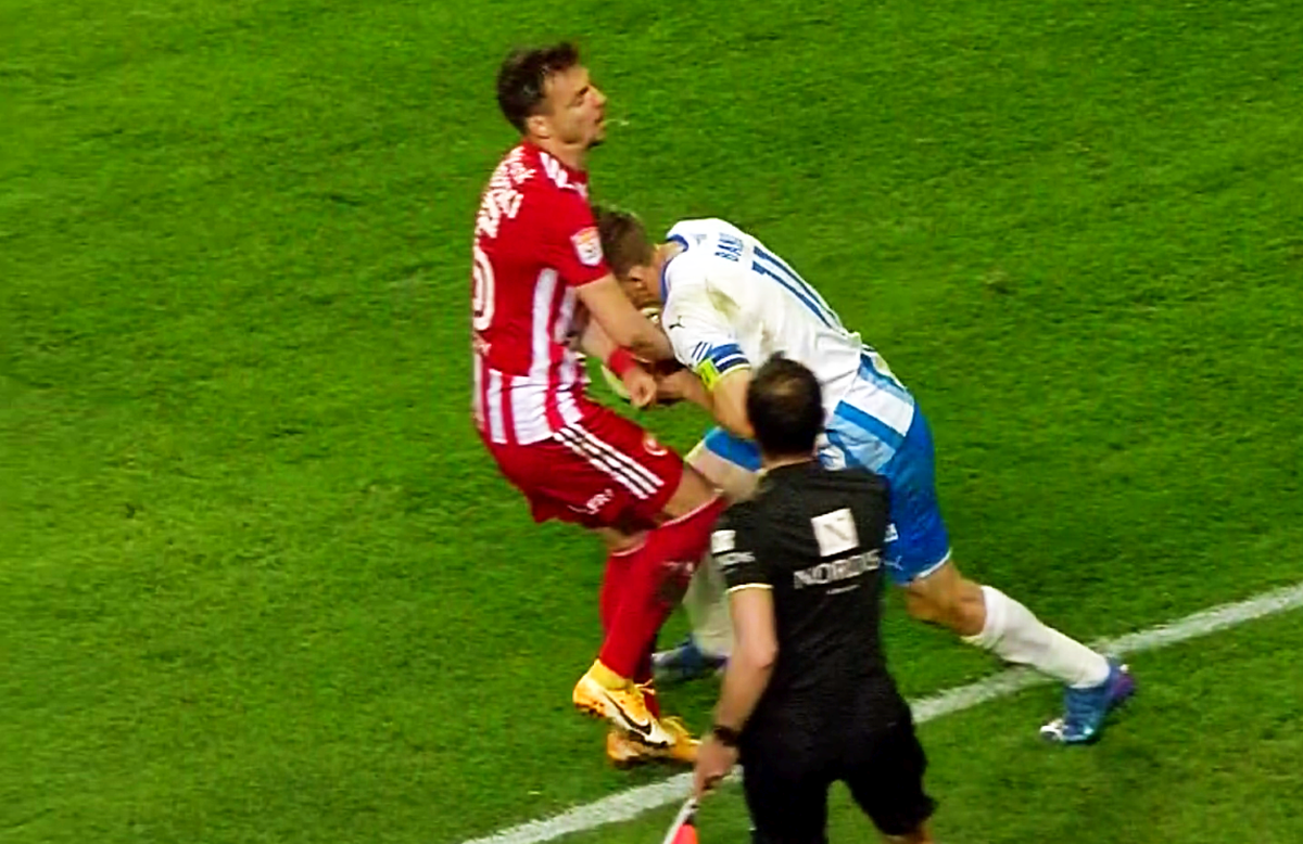 Nicușor Bancu, gesturi grosolane în finalul meciului cu Sepsi. / FOTO: Capturi @orange sport