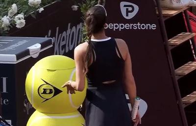 Sorana Cîrstea a răbufnit în meciul cu Ostapenko » A mers direct la arbitrul de linie: „Nu se poate juca!”