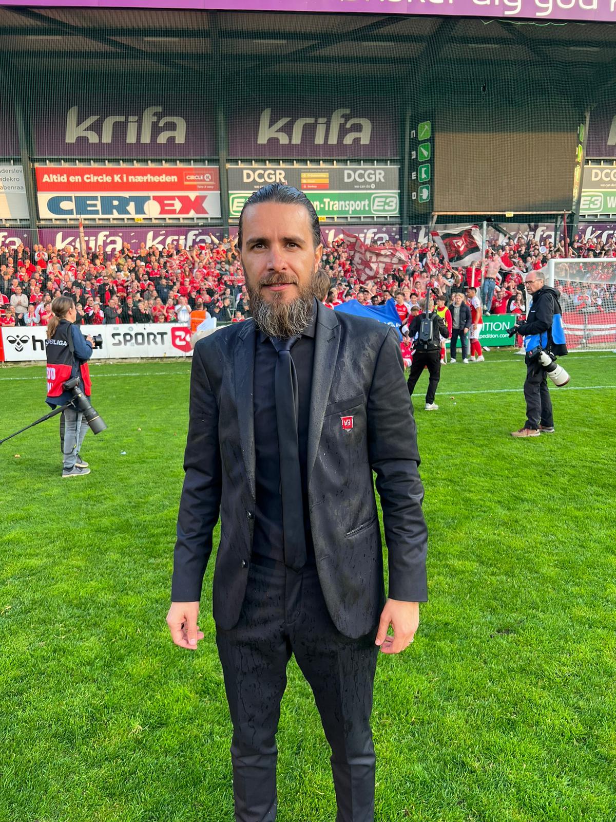 Români de succes în Danemarca: „Non-stop pe locul 1. Urmează un campionat de unde granzii Europei își fac transferurile” » Imagini de senzație de la promovarea fostului șef dinamovist