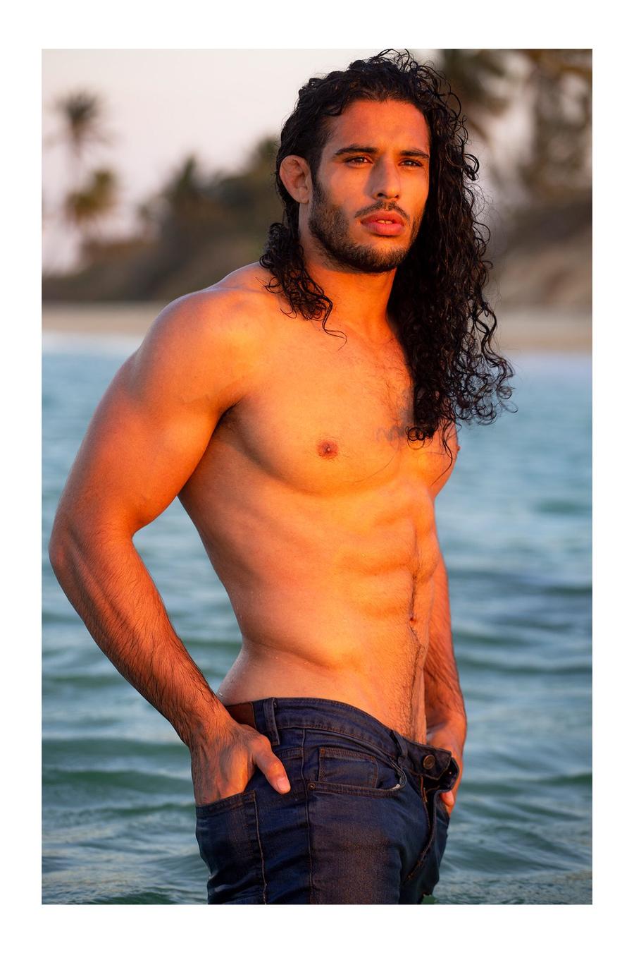 Una dintre pozele pictorialului pentru Vfashionmanagement Cazul ciudat al lui Asley Gonzalez, cubanezul care a ales România: premieră pentru un medaliat olimpic!