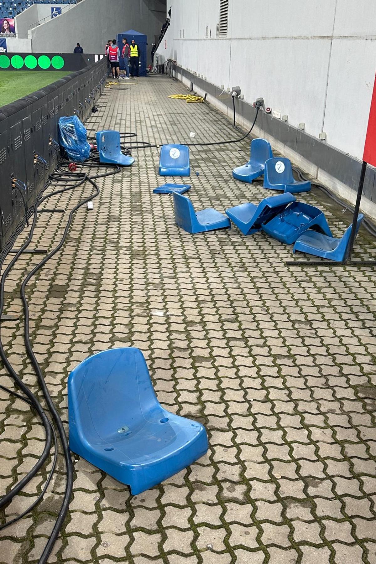 FCU Craiova - Hermannstadt. Scaune aruncate pe teren, meci întrerupt