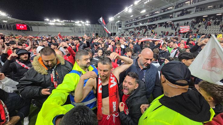 Fanii lui Dinamo au intrat pe teren ca după titlu și au scandat numele lui Mircea Rednic / FOTO: Raed Krishan (GSP)
