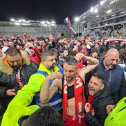Fanii lui Dinamo au intrat pe teren ca după titlu și au scandat numele lui Mircea Rednic / FOTO: Raed Krishan (GSP)