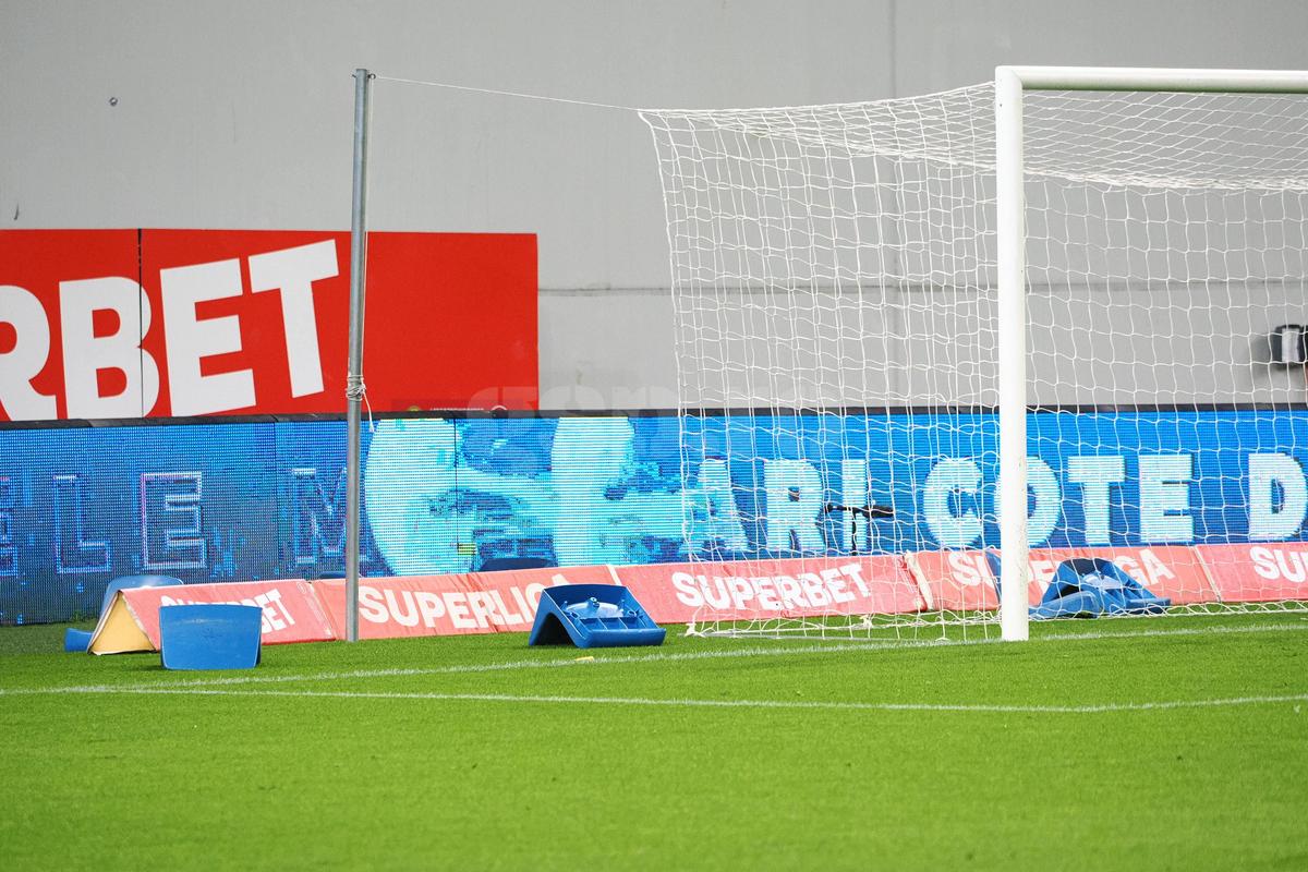 FCU Craiova - Hermannstadt. Scaune aruncate pe teren, meci întrerupt