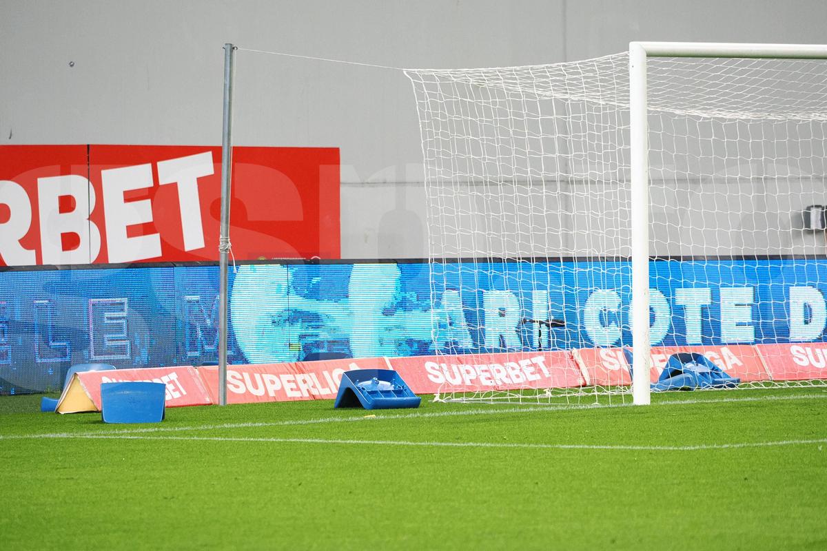 FCU Craiova - Hermannstadt. Scaune aruncate pe teren, meci întrerupt