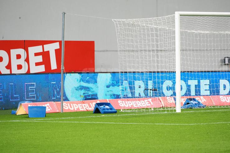 FCU Craiova - Hermannstadt. Scaune aruncate pe teren, meci întrerupt/ foto: Ionuț Iordache (GSP)