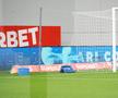 FCU Craiova - Hermannstadt. Scaune aruncate pe teren, meci întrerupt/ foto: Ionuț Iordache (GSP)