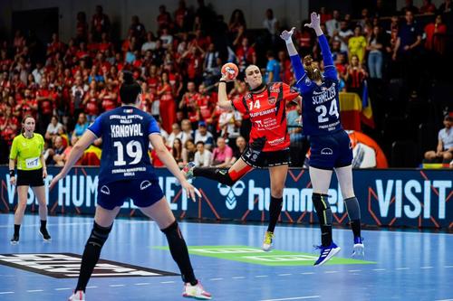 Bianca Bazaliu de la Gloria Bistrița în acțiune Foto: EHF