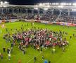 Fanii lui Dinamo au intrat pe teren ca după titlu și au scandat numele lui Mircea Rednic / FOTO: Remus Dinu (GSP)