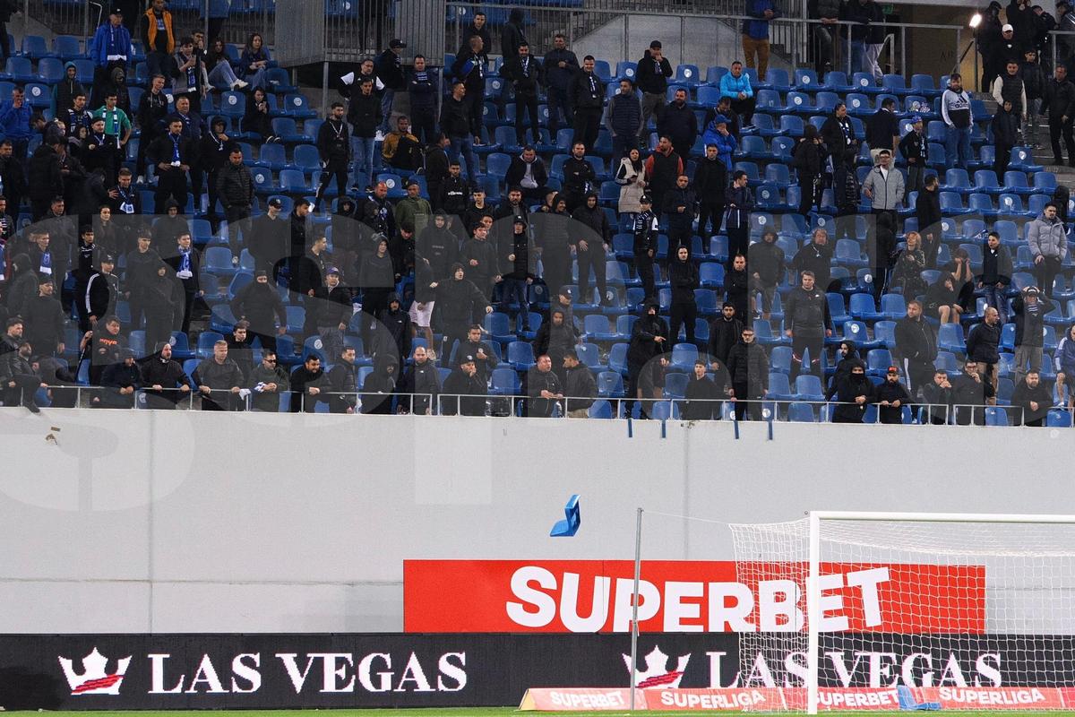 FCU Craiova - Hermannstadt. Scaune aruncate pe teren, meci întrerupt