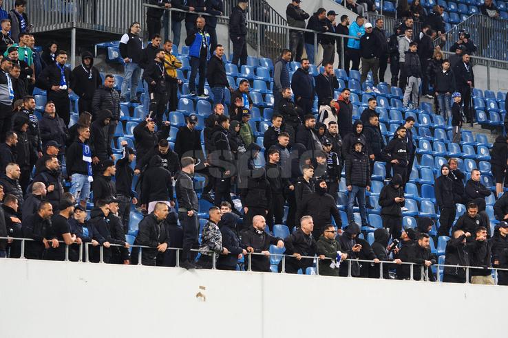 FCU Craiova - Hermannstadt. Scaune aruncate pe teren, meci întrerupt/ foto: Ionuț Iordache (GSP)