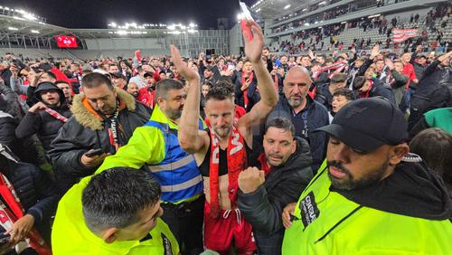 Fanii lui Dinamo au intrat pe teren ca după titlu și au scandat numele lui Mircea Rednic / FOTO: Raed Krishan (GSP)