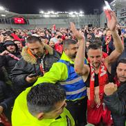 Fanii lui Dinamo au intrat pe teren ca după titlu și au scandat numele lui Mircea Rednic / FOTO: Raed Krishan (GSP)