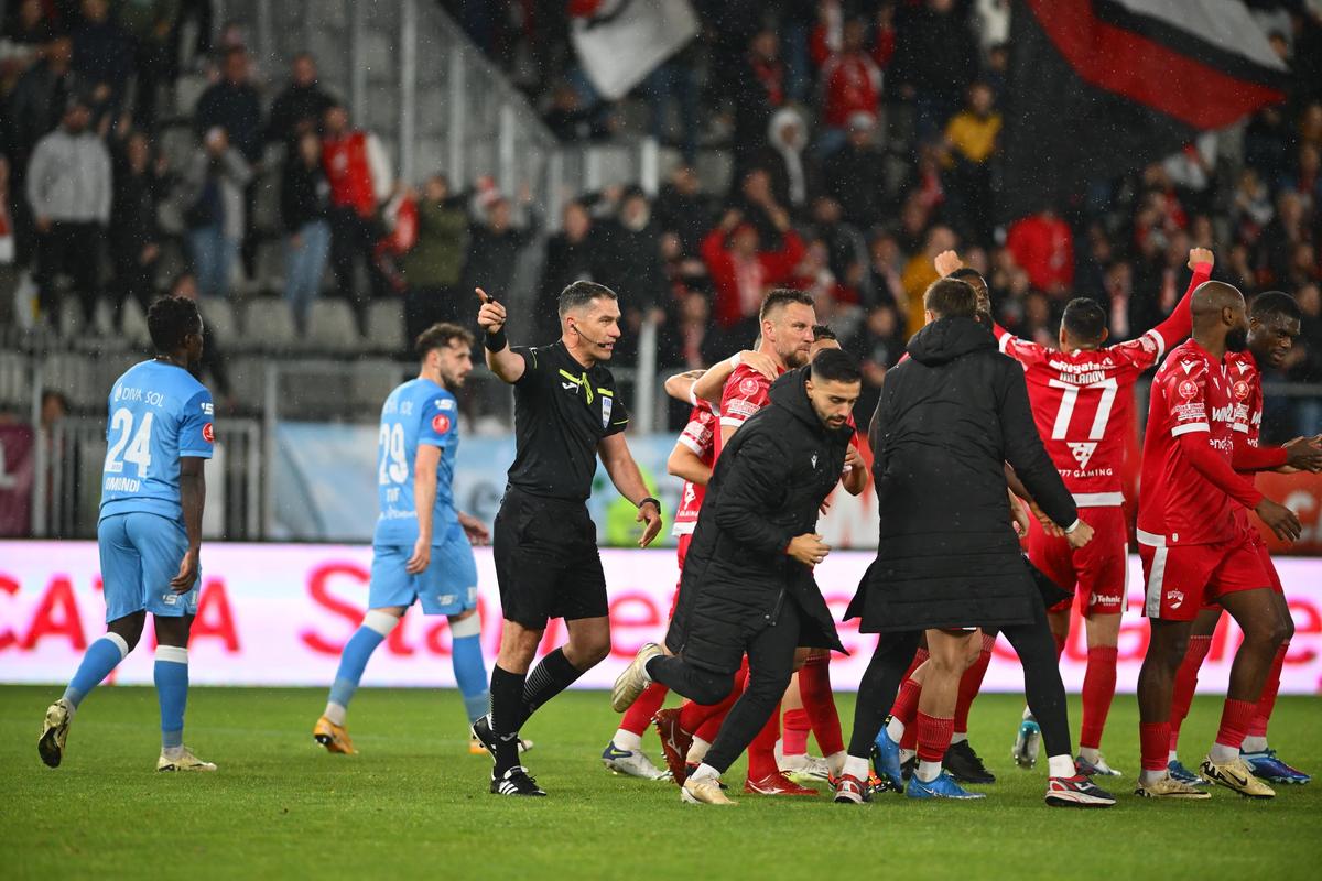 Dinamo și Botoșani joacă meciurile decisive pentru salvare în deplasare