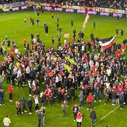 Fanii lui Dinamo au intrat pe teren ca după titlu și au scandat numele lui Mircea Rednic / FOTO: Remus Dinu (GSP)