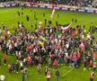 Fanii lui Dinamo au intrat pe teren ca după titlu și au scandat numele lui Mircea Rednic / FOTO: Remus Dinu (GSP)