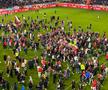 Fanii lui Dinamo au intrat pe teren ca după titlu și au scandat numele lui Mircea Rednic / FOTO: Remus Dinu (GSP)