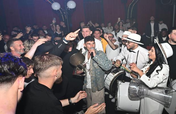 CELE MAI TARI IMAGINI de la petrecerea de titlu a roș-albaștrilor » Florinel Coman, one-man show
