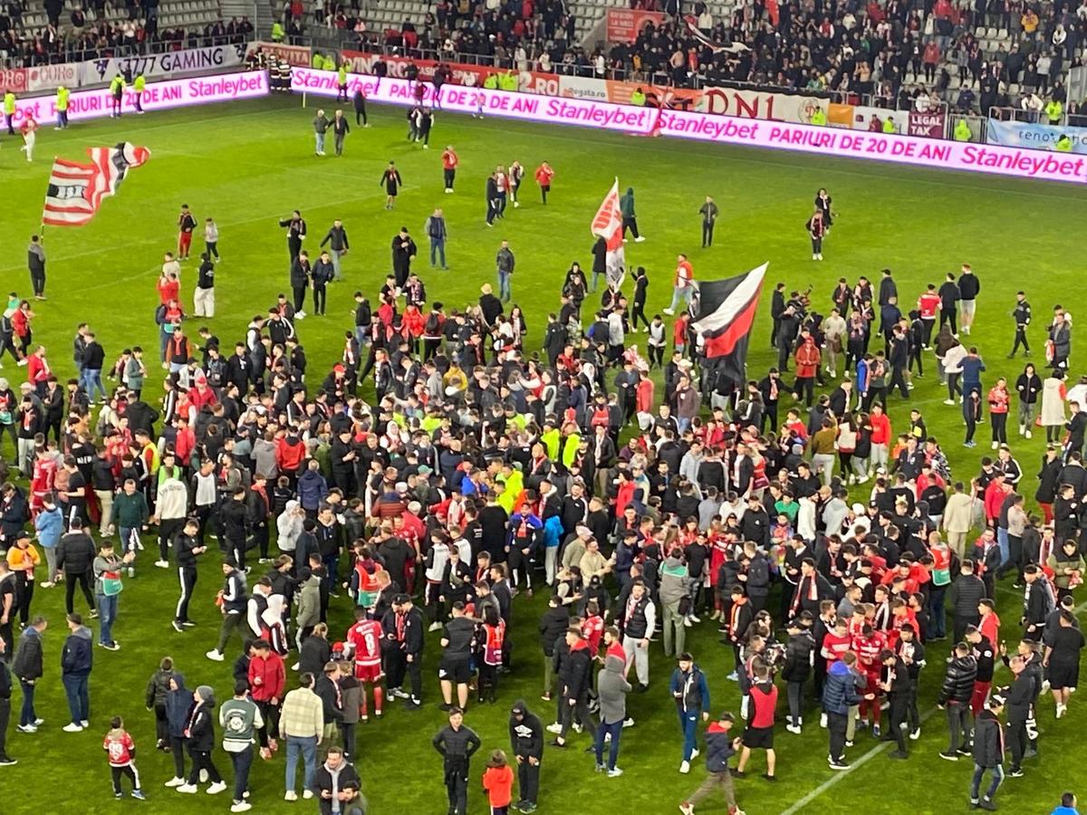 Sărbătoare pe „Arc” » Fanii lui Dinamo au intrat pe teren ca după titlu și au scandat numele lui Mircea Rednic