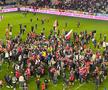 Fanii lui Dinamo au intrat pe teren ca după titlu și au scandat numele lui Mircea Rednic / FOTO: Remus Dinu (GSP)