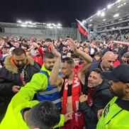 Fanii lui Dinamo au intrat pe teren ca după titlu și au scandat numele lui Mircea Rednic / FOTO: Raed Krishan (GSP)