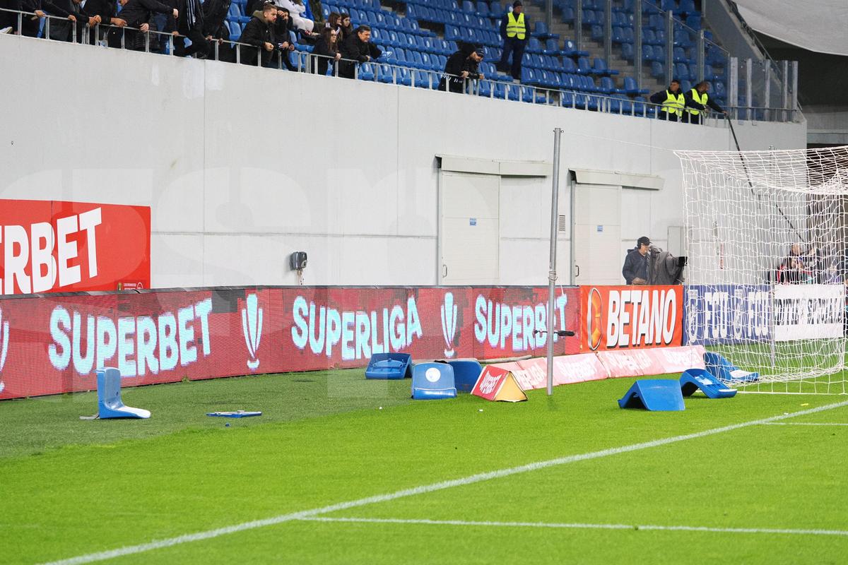 FCU Craiova - Hermannstadt. Scaune aruncate pe teren, meci întrerupt