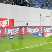 FCU Craiova - Hermannstadt. Scaune aruncate pe teren, meci întrerupt/ foto: Ionuț Iordache (GSP)