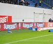 FCU Craiova - Hermannstadt. Scaune aruncate pe teren, meci întrerupt/ foto: Ionuț Iordache (GSP)