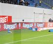 FCU Craiova - Hermannstadt. Scaune aruncate pe teren, meci întrerupt/ foto: Ionuț Iordache (GSP)