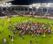 Fanii lui Dinamo au intrat pe teren ca după titlu și au scandat numele lui Mircea Rednic / FOTO: Remus Dinu (GSP)