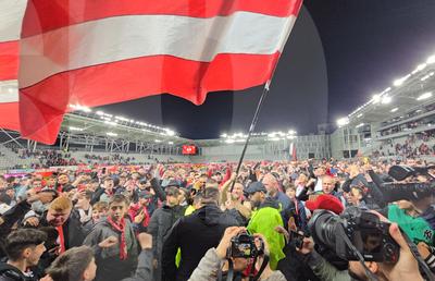Sărbătoare pe „Arc” » Fanii lui Dinamo au intrat pe teren ca după titlu și au scandat numele lui Mircea Rednic
