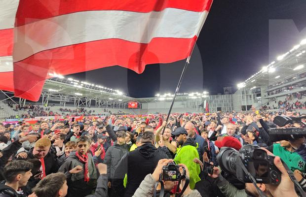 Sărbătoare pe „Arc” » Fanii lui Dinamo au intrat pe teren ca după titlu și au scandat numele lui Mircea Rednic