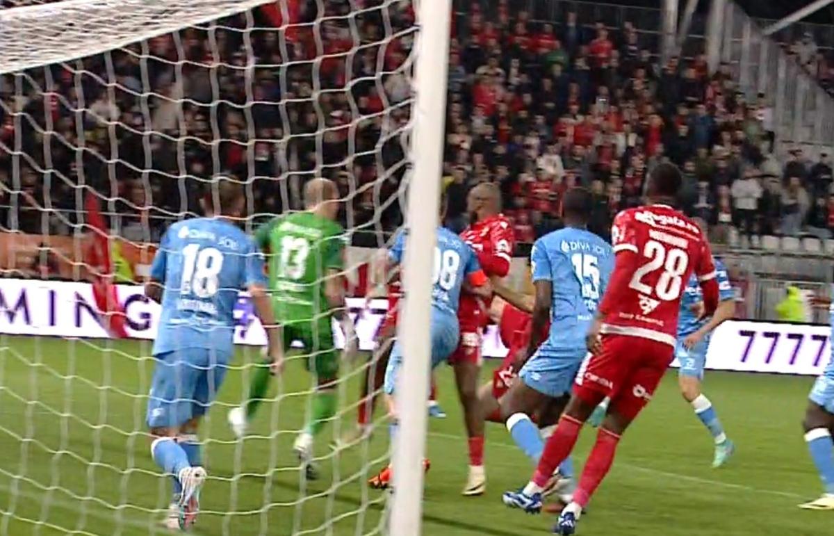 Omul băgat special de Rednic cu Dinamo, două gafe de amator în 5 minute!