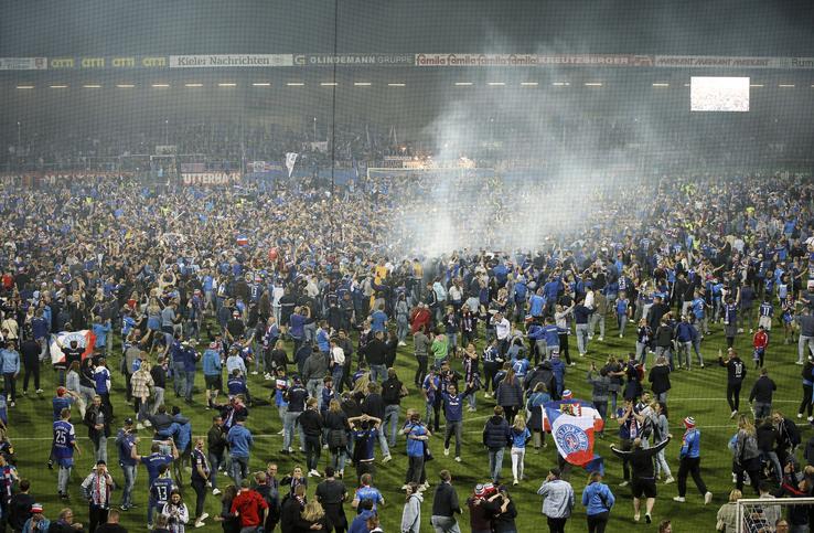 Kiel a promovat în Bundesliga. Suporterii au declanșat fiesta/ foto: Imago Images
