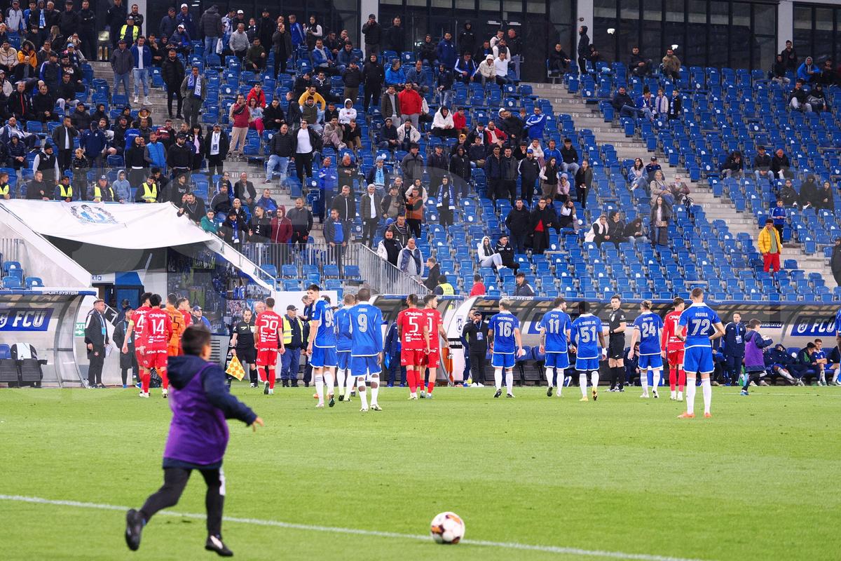 FCU Craiova - Hermannstadt. Scaune aruncate pe teren, meci întrerupt